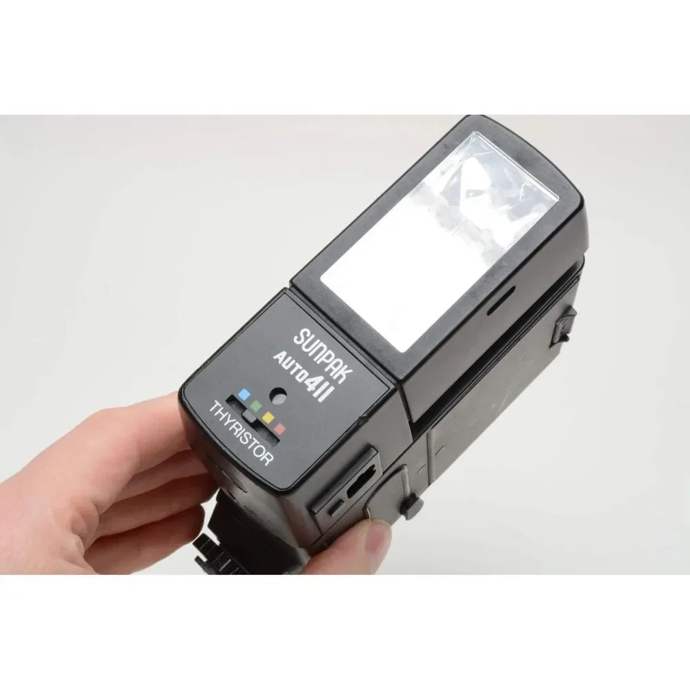 Vintage Sunpak Auto 411 Electronic flash, clean, nice design w/insytuctions